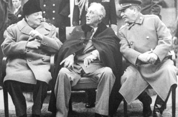 1945년 2월 크리미아반도 얄타회에서 전후 대책과 대일항전을 논의하는 왼쪽부터 처칠 영국 수상, 루즈벨트 미국 대통령, 스탈린 소련 수상. 미국과 소련은 여기서 3.8선 분할통치를 논의했다.[사진출처=신수용대기자 DB]