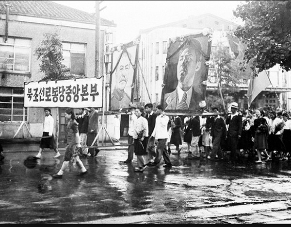 평양에서 열린 현준혁의 영결식에 북조선노동앙당원들이 대형 영정사진을 들고 운구하고 있다[사진=신수용 대기자 DB]