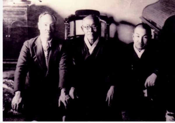 도산 안창호 선생(가운데)이 1932년 출옥하던날 몽양 여운형(왼쪽)과 조만식선생이 기념사진을 찍었다[사진= 신수용DB]