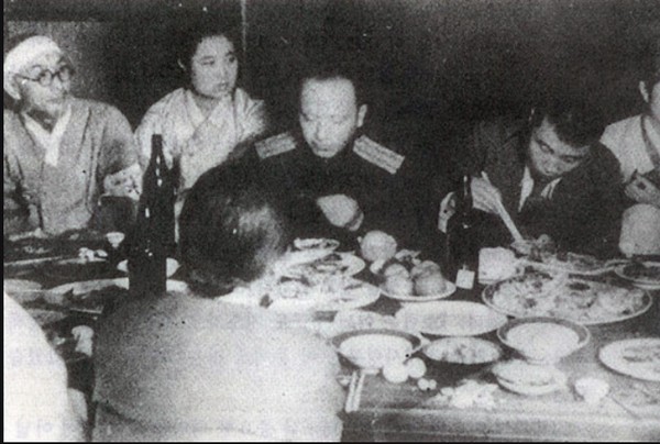 고당 조만식 선생(왼쪽)이 1945년 10월 소련군정청 레베도프소장과 김일성(오른 쪽)에게 식사대접을 하는 장면[사진=신수용 대기자 DB]