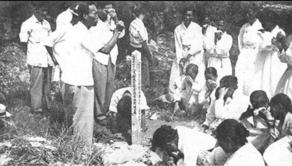 1946년 10월1일 발생한 대구시민들의 처형된 곳을 찾은 시위희생자와 유족들[사진=블로그jejus898켑처]