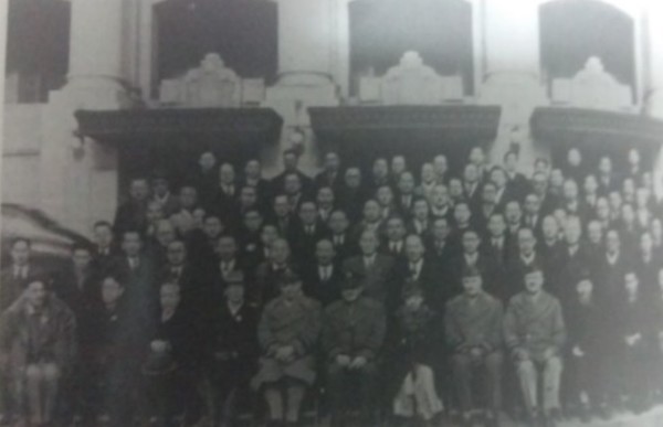 1946년 12월12일 개원한 남조선과도 입법의원출범 1주년인 1947년 12월 당시 입법의원들이기념촬영을 하고 있다[사진=신수용 대기자db]
