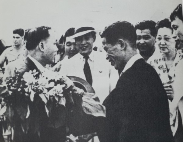 1947년 IOC 가입을 성사시키고 귀국해 서윤복(오른쪽)을 비롯한 각계 지도자와 관계자들의 환영을 받는 이원순(왼쪽). [사진=이원순 자서전 세기를 넘어서켑처]