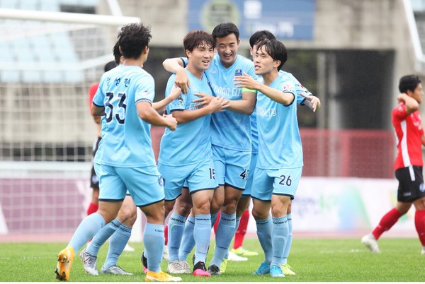 천안시축구단이  지난 12일 열린 강호 평택시티즌FC와의  스플릿 라운드 첫 경기에서 3-0 으로 대파했다.[사진=천안시제공]