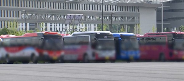 서울에 거주하는 정부세종청사의 각부처내 서울거주 공무원들의 주된 이동수단인  출퇴근 버스가 2022년부터 없어지면 이들은 세종으로 이사를 할까.[사진=대전MBC켑처]