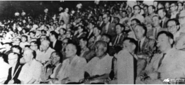1948년5월31일 제헌국회개원식에 참석한 제헌의원들[사진=본지db]