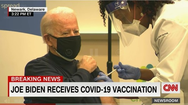 조 바이든 미국 대통령 당선인이 21일(현지시간) 화이자-바이오앤테크가 공동 개발한  코로나19 백신을 공개적으로 접종했다.[사진=cnn켑처]