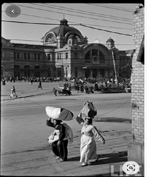 1948년 무렵 평화로운 서울 역 광장과 달리 좌.우 대결로 한반도는 한치앞을 볼수 없는 상황이었다.[사진= 신수용 대기자db]