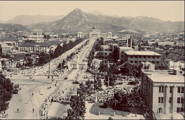 1948년 8월 15일 대한민국정부수립기념식장이 열리는 중앙청일대. 남대문쪽에서 본  서울시가지 정면에 중앙청[사진=신수용 대기자db]