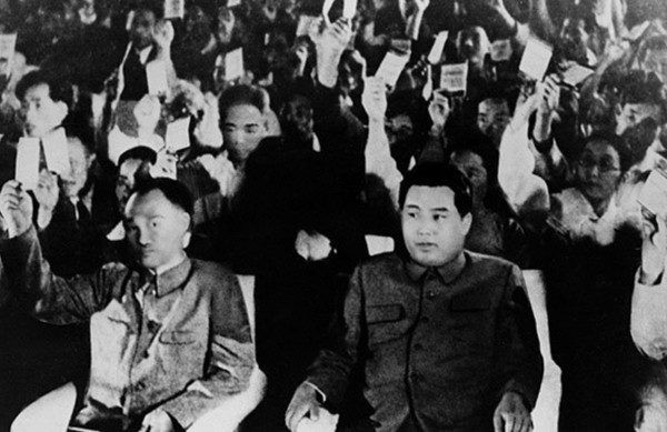 1945년9월 9일 평양모란봉극장에서 열린  제1차 조선최고인민회의에서 내각수상으로 선출된 김일성과 부수상으로 선출된 박헌영[사진= 신수용 대기자 db]