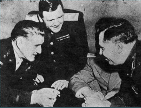 미소공동위원회 절차를 협의하고 있는 하지 사령관(왼쪽)과 슈티코프 소련대표단장(오른쪽)[사진= 신수용대기자db]