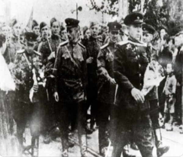 1945년 8월 평양에 진주하는 소련군에 대해 시민이 환영의 꽃다발을 전하고 있다.[사진=신수용대기자db]