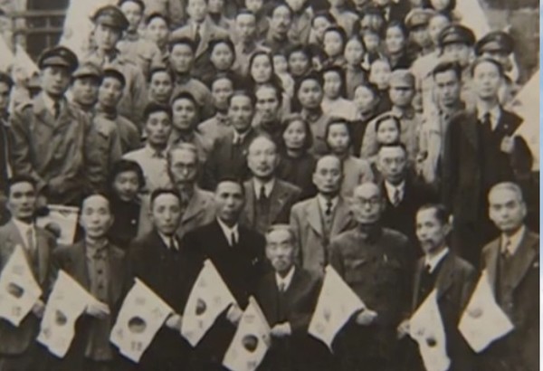 항일 한국광복군 앞줄 왼쪽 네번째 김구 그리고 두번째 줄 가운데 조소앙[사진=블로그 hyung9624켑처]