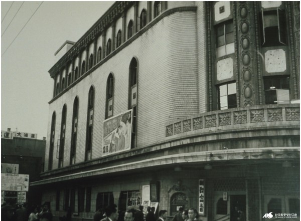 1935년 일본인 이시바시에 의하여 세워진 영화관. 광복 전까지는 그 명칭이 메이지자였다. 주로 일본영화를 상영하였으며, 명동에 소재해 있었다[사진=한민족문화대백과 켑처]