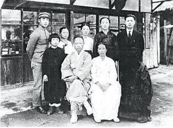 1941년 죽산 조봉암(뒷줄 오른쪽 끝)과 부모, 그리고 가족들[ 사진= 신수용 대기자 DB]