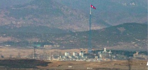 경기도 파주 접경지역에서 바라본 북한 기정동 마을에 인공기가 바람에 날리고 있다. [사진=뉴스1]