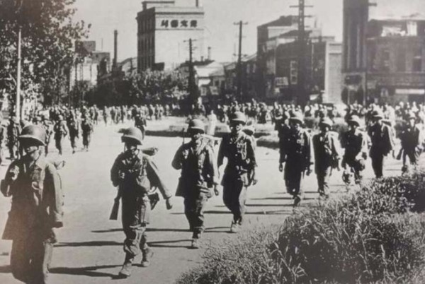 1950년 625당시 북한군에게 점령당했던 서울을 탈환한 국군이 시가지로 들어오고 있다]사진= 임응식선생 사진첩켑처]