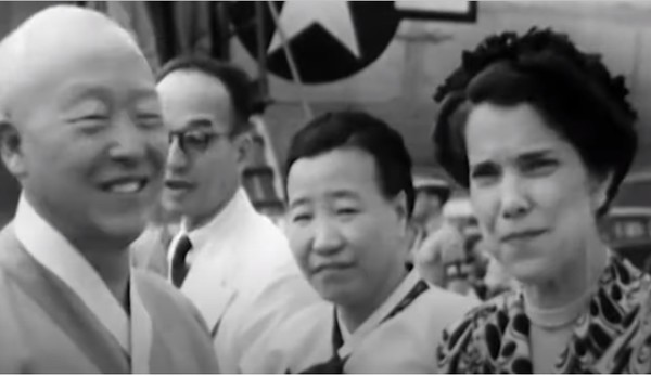 1948년 8월15일 대한민국 정부수립기념식에 참석하기위해 남편과 함께 김포공항에 내린 미국 맥아더 원수의 부인과 이승만 대통령의 모습. 둘 사이에 임영신 상공부장관이 위치해 있다.[사진=블로그 korcadtv]