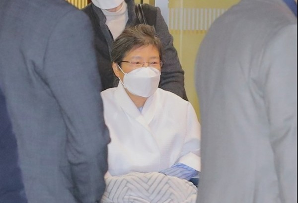 수감중에 서울 강남성심병원에 치료를 위해 나온 박근혜 전대통령이 오는 2022년 신년을 맞아 특별사면된다[사진=본지db]