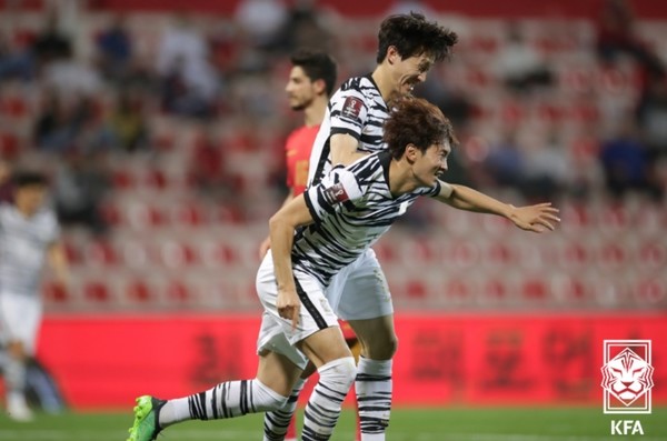 한국선수들이 날아오는 공을 잡으려고 뛰어가는 모습[사진출처=대한축구협회제공]