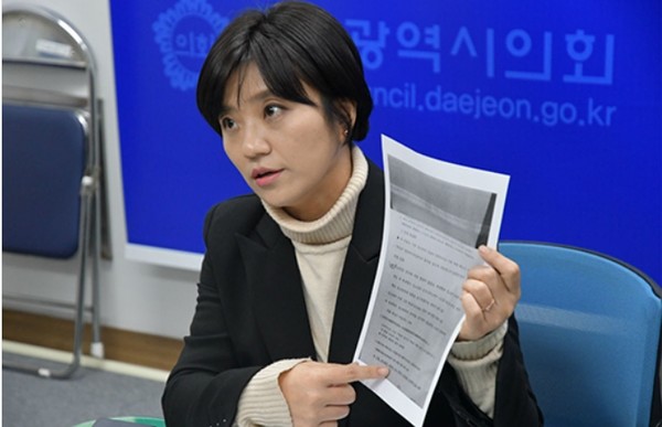 김소연 변호사, 대전시의원 당시 집행부에 대해 혈세 낭비대책과 시벌조직 폐지를 촉구하고 있다 [ 사진=김 변호사 페이스북 ]