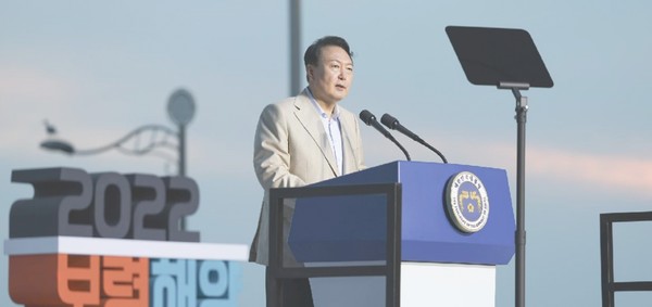 윤석열 대통령이 충남 보령머드박람회에 참석, 축사를 하고 있다[ 사진=리얼미터 제공]