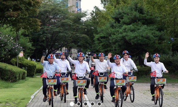 대전시의회 의원들이 25일  대전시 공영 자전거 타기인 타슈 시승식을 갖고 있다.[사진=대전시의회]
