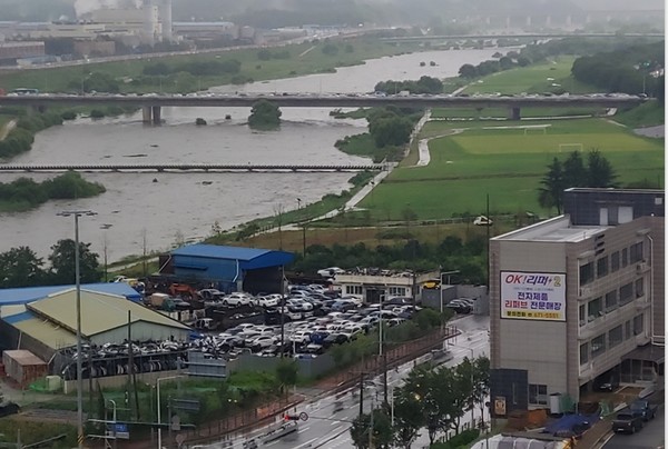 호우경보가  내려진  대전 갑천에  물이 점차불어나고 있다[사진=독자제공]