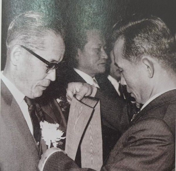 1969년 박정희 대통령으로부터 금탑산업훈장을 수여받는 모습[사진=호암자전 켑처]