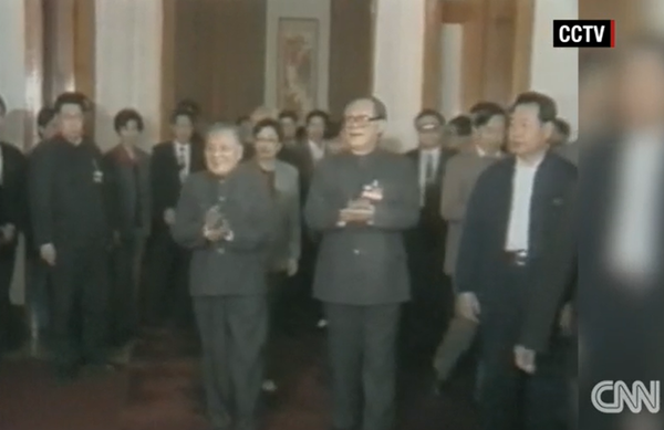 덩사오핑(왼쪽 첫번 째)의 뒤를 이어 중국을 이끌었던 장쩌민((江澤民) 전 국가주석 [사진=CNN뉴스켑처].png
