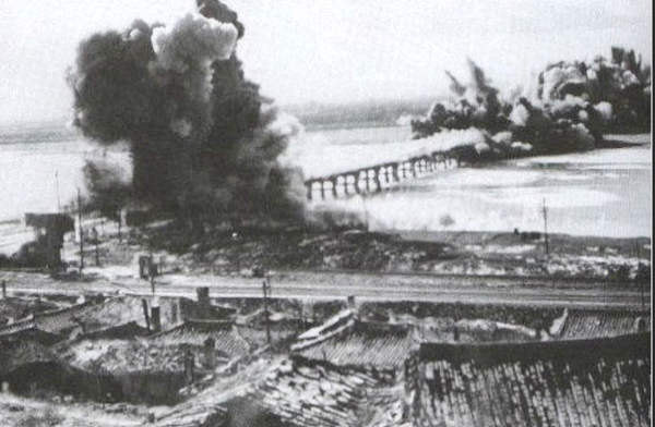 1950년 6월 28일 새벽 인민군이 서울로 진입하자 이승만정부는 한강인도교를 폭파했다[ 사진=네이버이미지켑처].png