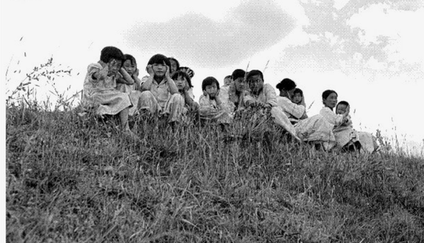1950년 6.25 발발로  민족적 상처속 대포소리에 귀를 막은 어린이들과 엄마들[ 사진=AP통신].png