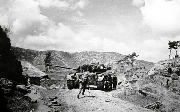 미국 장갑차가 낙동강 전투의 서쪽인 마산 쪽으로 이동 중이다.[ 사진= 미 시사주간지 라이프지].png