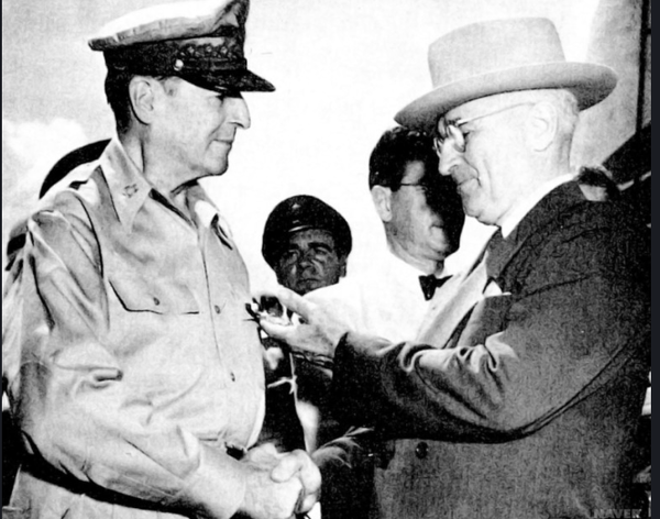 1950년 미 웨이크섬에서 만난 맥아더 유엔사령관과 3.8선 돌파에 반대한 미 투루먼 대통령(오른 쪽)[ 사진= 6.25 전사].png