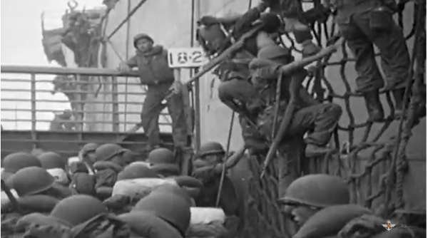 1950년 9월15일 인천상륙작전중인 미 해병들[사진=국방부 6.25 전사].png
