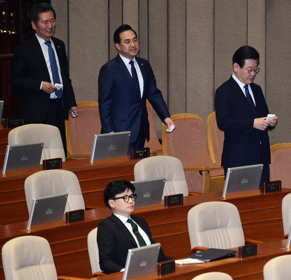이재명 더불어민주당 대표 오른쪽 첫번째에 이어 박홍근.정청래 의원이 지난 2월27일 국회본희의장내 한동훈 법무무장관이 앉은 국무위원석을 지나고 있다.[사진= 본지DB].png