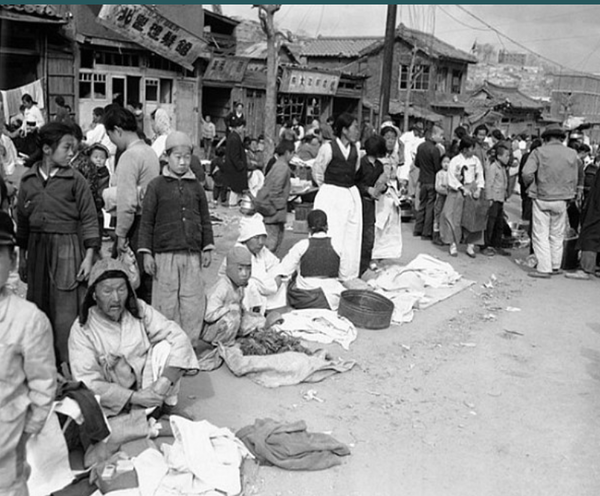 1951년 3월15일 재탈환한 서울의 노점거리[ 사진=국사편찬위원회].png