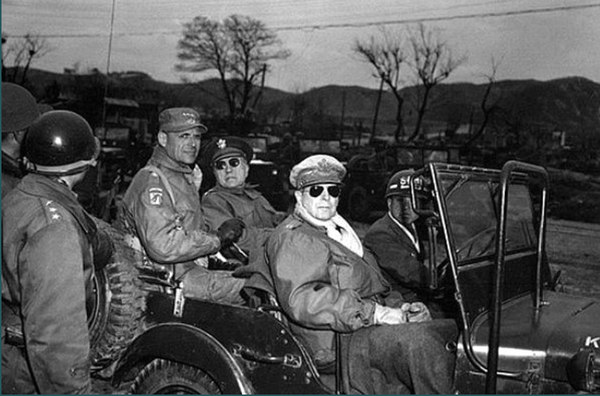 1951년 3월15일 서울을 재탈환한뒤 전선을 향하는 왼쪽부터 리지웨이 중장, 히키 소장, 맥아더 총사령관[AP통신 맥스 데스퍼 촬영].png