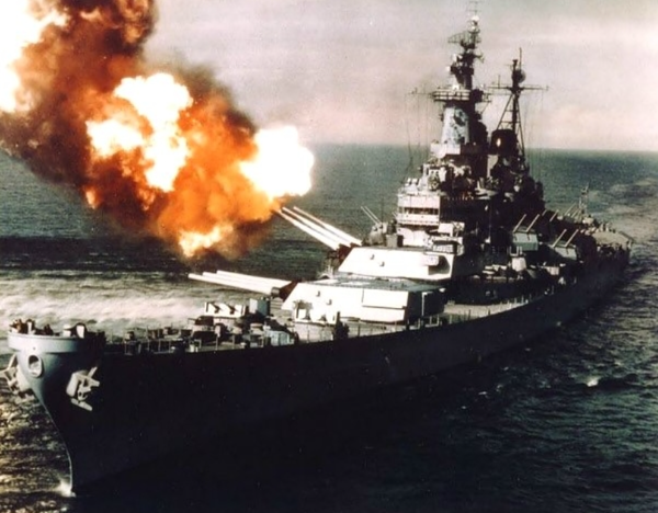 1950년 10월부터 다음해 3월까지 청진항 앞등 동해상에서 공격하는 미국 미주리호함대[ 사딘= 국방부 전사].png