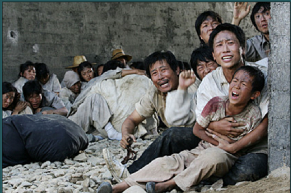 6.25 전쟁중 국군과 경찰에 의해 민간인이 학살된 충북노근리 학살을 다룬 영화 '작은 연못'의 한 장면.[사진= 영화 작은 연못 켑처].png
