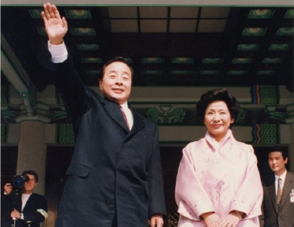 김영삼 제 14대 대통령과 부인 손명순 여사가 1998년 청와대를 나오면서 지지자들에게 손을 흔들고 있다.[사진= 본지db].png