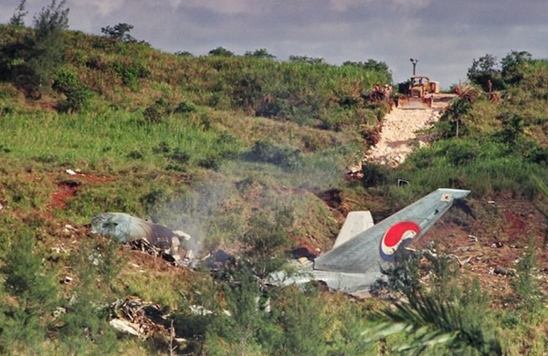 지난 1997년 8월 6일 오전 1시 43분 쯤 김포를 떠난 KAL(대한항공) 801편이 괌의 안토니오 원 팻 국제공항에 추락했다. 이 사고로 승객과 승무원 254명 중 228명이 아깝게 목숨을 잃었다.[사진= 신수용 탓컴].png