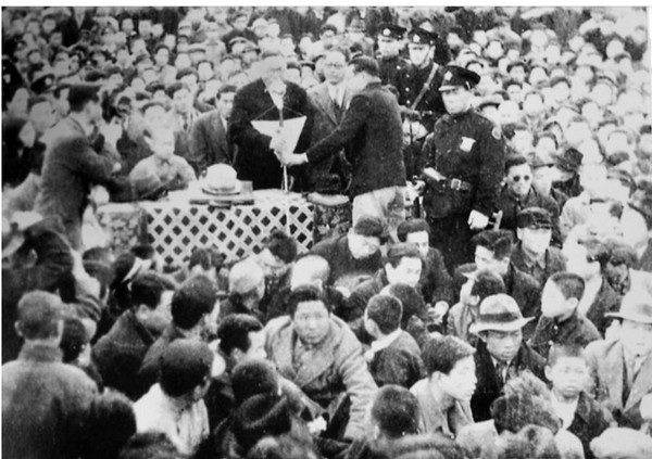 1945년 12월 31일 임시정부 측 주도로 서울운동장에서 열린 ‘탁치반대국민총동원시위대회’에서 김구 주석이 연설하고 있다. (사진=미디어한국학 제공)