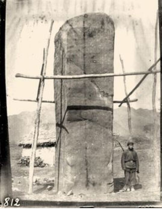 1907년 프랑스학자 에두아르 샤반느가 중국 길립성 즙안에서 발굴한 광개토 대왕비.높이는  6.39M[사진=네이버 블로그 bestchoi21켑처