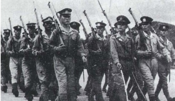 1946년 최초로 창설된 국군의 효시 국군경비대. 한 행사에서 우로봐를 하고 있다[사진 =신수용 대기자db]