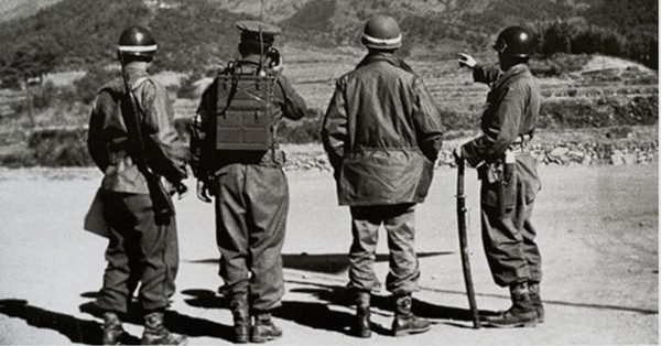 1948년 11월 전남광양옥룡묜죽림마을앞에서 백운산을 보며 작전을 세우는 5연대 수뇌부. 맨오른쪽 5연대부연대장 박기병. 오른쪽 두번째 5연대장 김백일중령[사진=네이버블로그켑처]