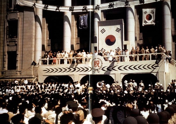 1945년 8월15일 역사적인 남한내 정부가 중앙청에서 열리고 있다[사진=신수용 대기자db]