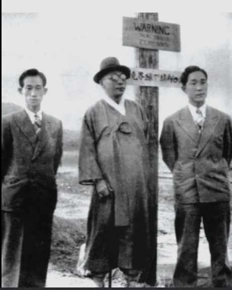 ﻿ 김구(가운데)와 김규식은 1948년 5.10 총선 직전인 그해 4월 20일부터  평양을 방문해 김일성.김두봉과 남북협상을 벌이고 5월5일 귀환하면서 우익으로부터 큰 공격대상이 됐다.[사진=신수용 대기자db]