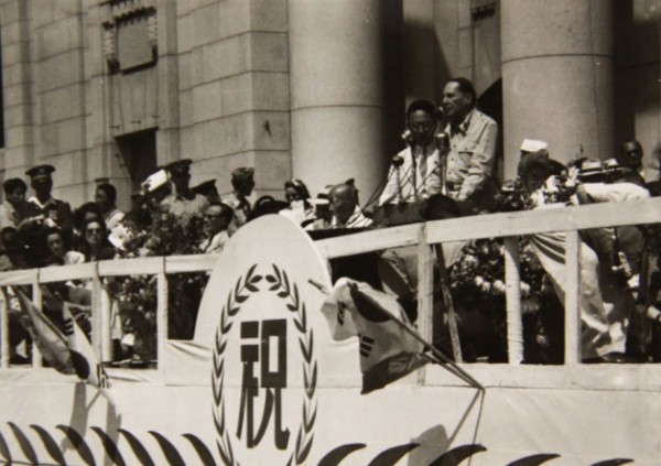 일본에 주둔해 있던 맥아더 미 극동사령관이  1948년 8월15일 정부수립기념식에 미군정청장 하지 사령관등과 함께 참석해 조미우호를 언급하며 축사를 하고 있다[ 사진= 신수용 대기자db]