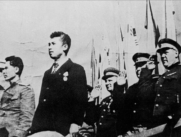 1945년 8월 소련점령군과 함께 입북한  만주빨치산출신이라는 김일성이 그해 10월14일 평양군중대회에서 얼굴을 드러냈다.오른 쪽이 베레데프소장[사진=신수용대기자 db]